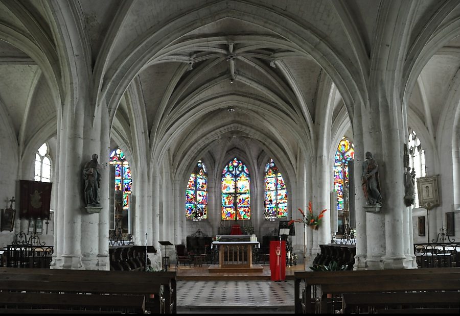 Vue d'ensemble du chœur et de la nef