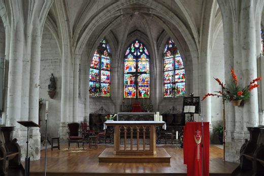 Le chœur et ses vitraux du XIXe siècle
