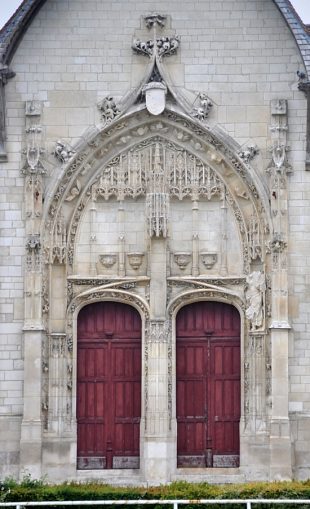 Le portail central de la façade