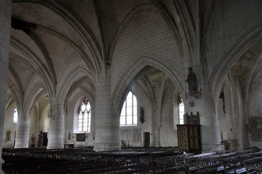 Vue de la nef avec le collatéral gauche