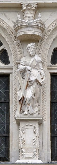 Statue de saint André sur le portail occidental