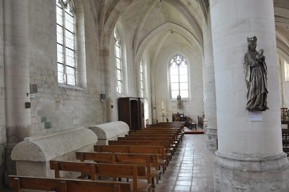 Le bas-côté gauche avec deux sarcophages