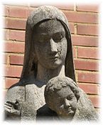 Sculpture de Notre-Dame des Trévois devant l'église