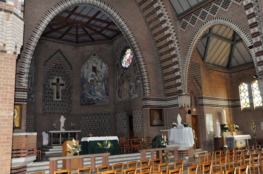 Le chœur et l'absidiole droite de Notre-Dame des Trévois