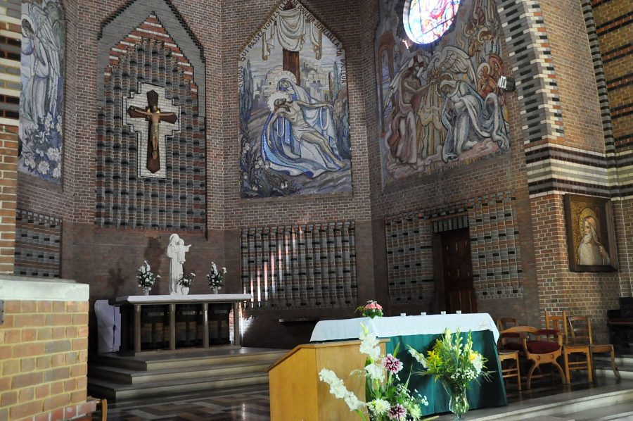 Le chœur de Notre-Dame des Trévois et ses mosaïques consacrées  à la vie de Marie