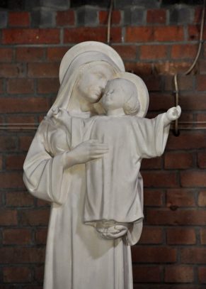 Statue de la Vierge à l'Enfant dans le chœur