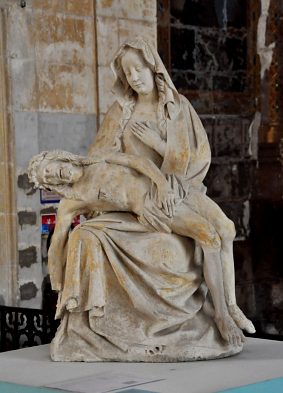 Statue d'une Vierge de Pitié