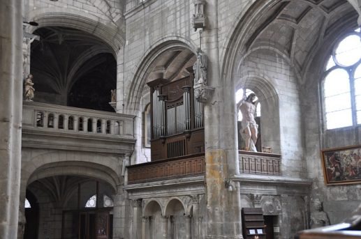 La nef, la chapelle du Calvaire, l'orgue et le Christ Ressuscité