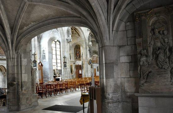 La nef vue du narthex