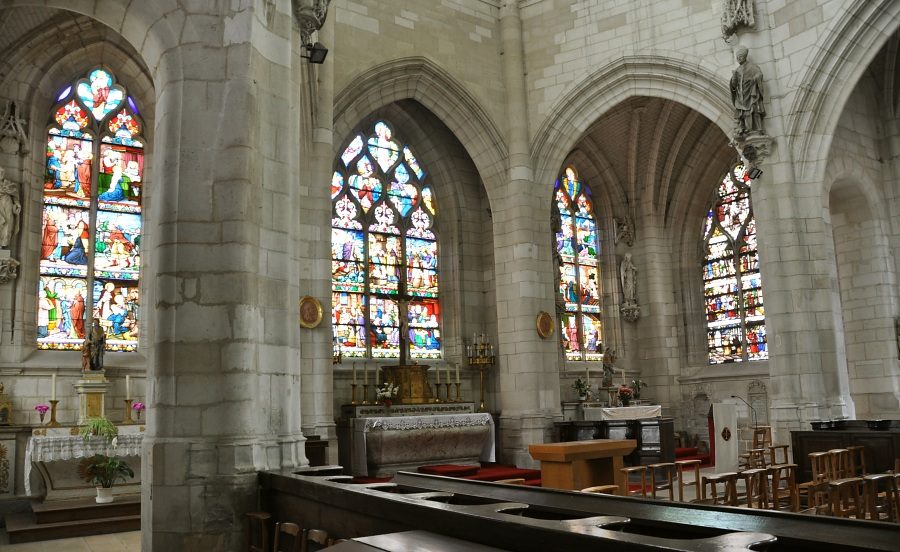 L'abside et ses trois autels (Saint Joseph, Saint-Sacrement, Lorette)