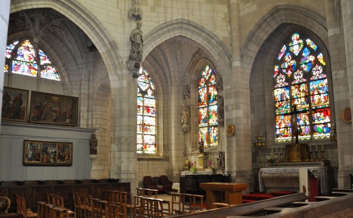 Le sanctuaire et deux autels de l'abside