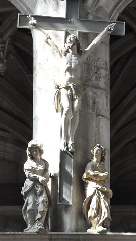 Le Christ en croix sur la pile de la chapelle du Calvaire