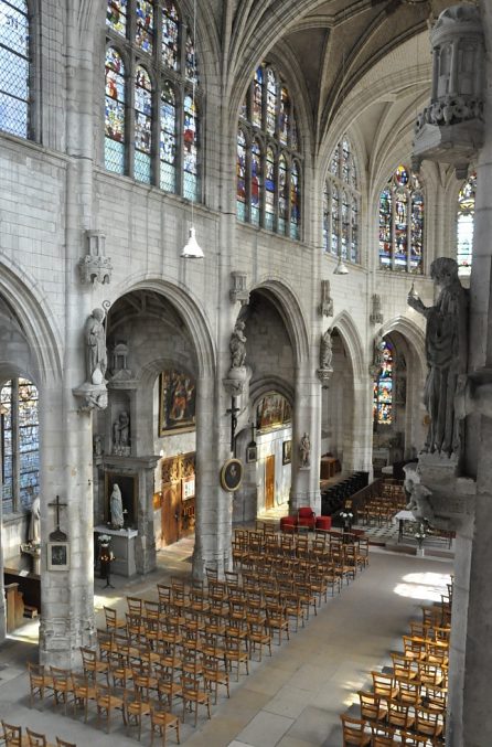 La nef et le côté nord vus depuis l'escalier monumental