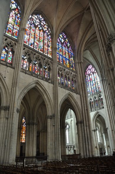 Élévations dans la nef sur le côté nord avec le transept nord