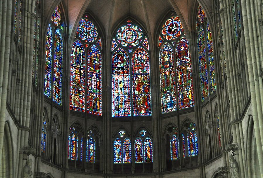 Les vitraux de l'abside de la cathédrale (XIIIe siècle) Les vitraux de l'abside de la cathédrale (XIIIe siècle)
