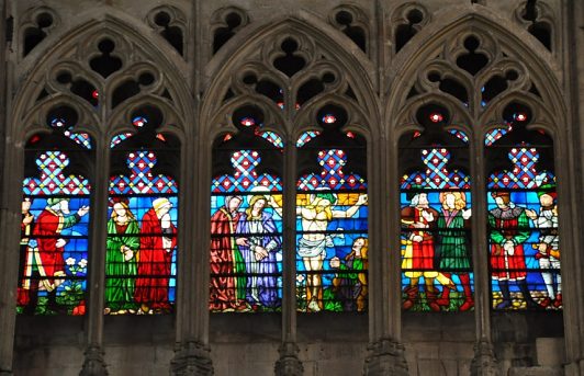 Vitrail dans le triforium : Le Calvaire (XIXe siècle)