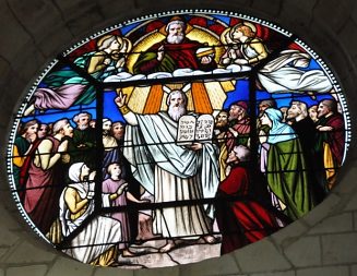 Vitrail dans l'oculus de la chapelle du Sacré Cœur