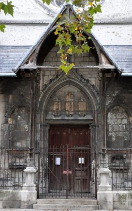 Le portail de l'église Saint-Rémy remonte au XVe siècle 