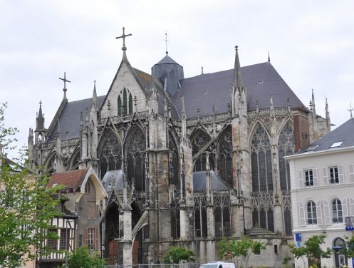 Le côté sud de Saint-Urbain depuis la place de la Libération