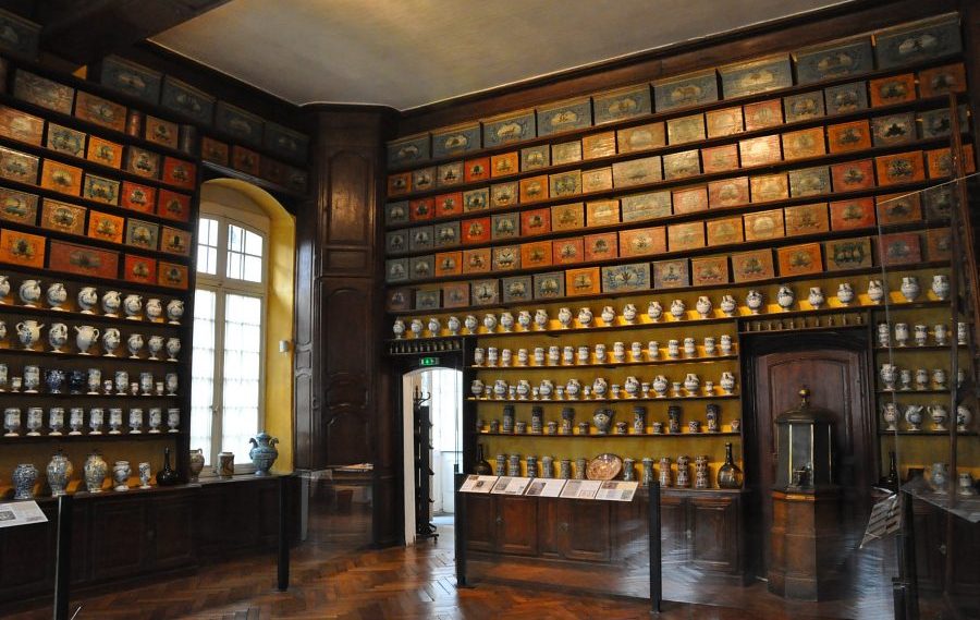 Vue d'ensemble de la salle de stockage avec ses pots de faïence et  ses boîtes