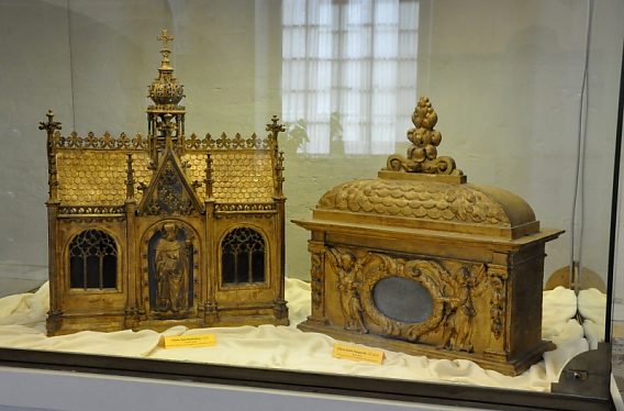 Reliquaires : à gauche, châsse de saint Barthélémy 1520, cuivre doré