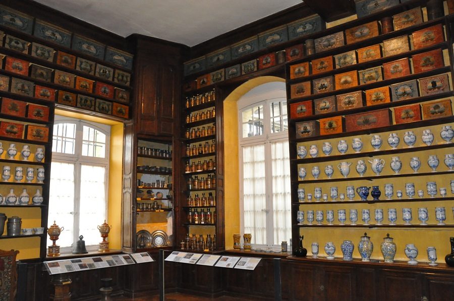 Deux murs couverts de pots dans la salle de stockage